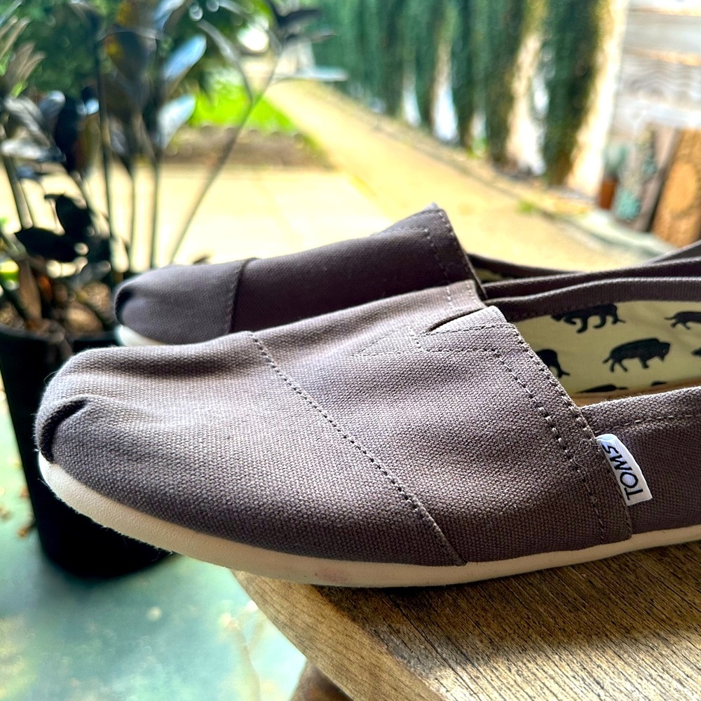 Like new TOMS slip on shoes